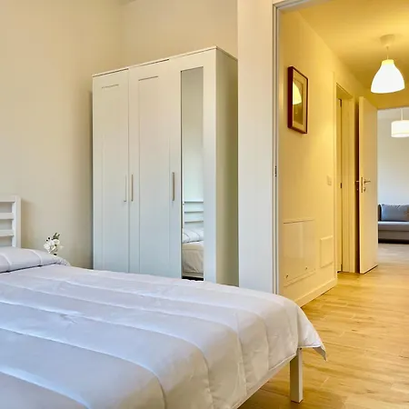 Apartman Cenisio 12 *